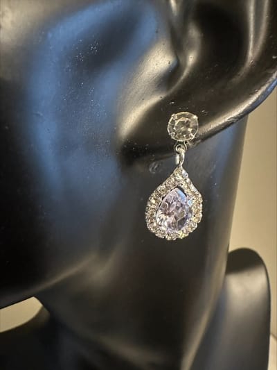 Zirkonia waterdruppl met lila steen | Make up | Parfum | Moederdag | Verjaardagscadeau| Cadeautje| Valentijnsdag| Kado | sieraden | vaderdag | oorbellen | oorsieraden
