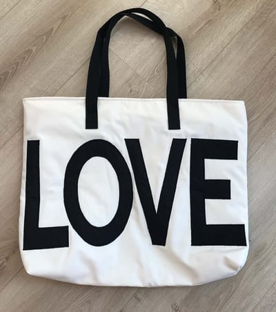 Dedicated creations, Grote handgemaakte tas met LOVE-applicatie