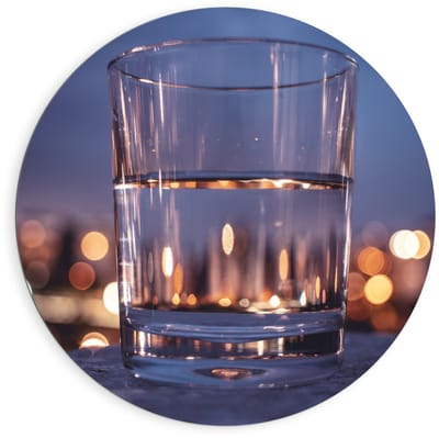Dibond Wandcirkel - Glas Water met Lampjes - 90x90cm Foto op Aluminium Wandcirkel (met ophangsysteem)