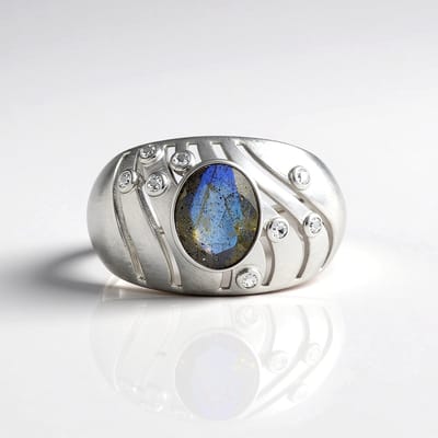 Cavill - Zilveren Ring - 925 Sterling Zilver Geplatineerd - Ovale Labradoriet 1,491 ct uit Madagaskar - Zirkonia Pavé 0,168 ct - Moderne Edelsteenring