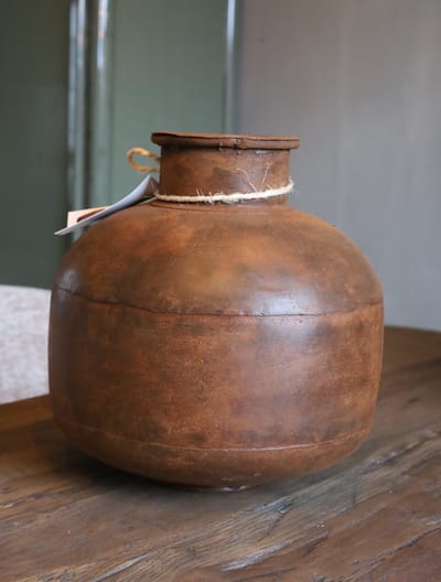Geroeste metalen kruik pot vaas landelijke kruik vaasje roestbruin