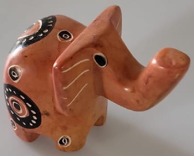 Nog meer sfeer in uw woonomgeving met dit prachtig handgemaakte olifantje! Een bijzonder olifantje gemaakt van speksteen, een zachte natuursteen. Vind een gezellig plekje in je huis, serre/tuinkamer of in de werkkamer. Voor uzelf of als Cadeau.