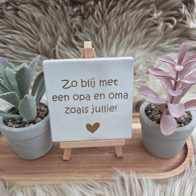 Robuust wenstegeltje – Zo Blij met een opa en oma zoals Jullie – 10x10 cm – Spreuktegel – Cadeau voor opa en oma – Trendy nu – Zomaar – Familie – Decoratief Tegeltje met Standaard – Cadeau Idee