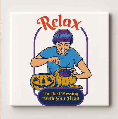 Grappige Halloween Tegel – “Relax, Ik Zit Alleen Maar Met Je Hoofd Te Spelen” | 15x15 cm Keramische Muurdecoratie voor Griezelige Sfeer