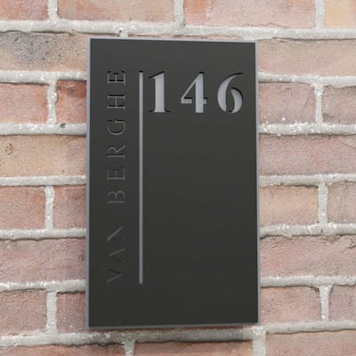 Naambordje voordeur - Huisnummerbord - Rechthoek staand verticale tekst - 30x18 - zwart/metallic grijs - blinde bevestiging