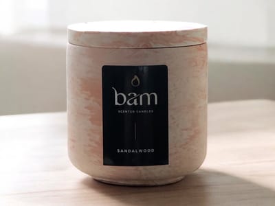 BAM Kaarsen Sandalwood Geurkaars – Zonnebloemwas – Houten Lont – Oranje-Bruin Gemarmerd Rond Potje met Deksel – 140 g