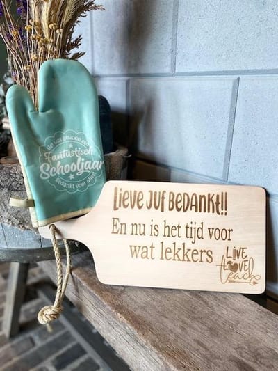 serveerplank `Lieve juf bedankt'` + Ovenhandschoen met de tekst `Het was gewoon een fantastisch schooljaar Bedankt voor alles`+/ einde schooljaar / afscheid / juf / meester / juffrouw -cadeau juf