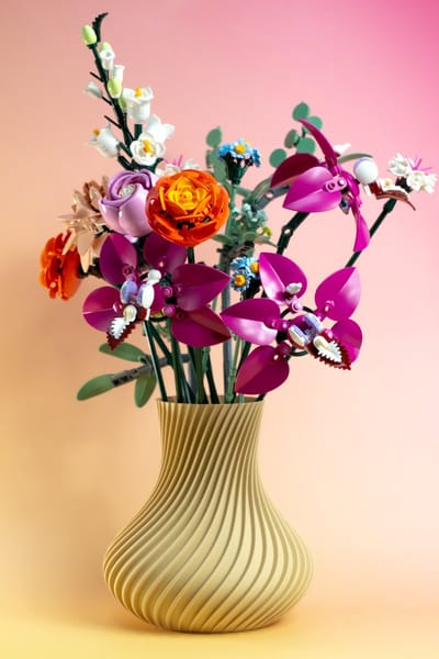 Botanical Bloemen Vaas - Met geïntegreerde houder voor 17 stelen - Beige zand - Maerc Design