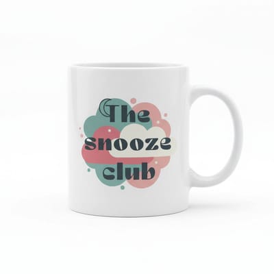 “The Snooze Club” Grappige Koffiemok – Cadeau voor Slaapkoppen – 330 ml Keramische Mok