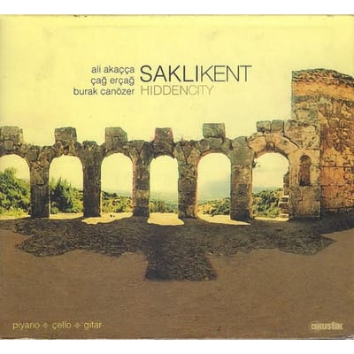 CD ALI AKAÇÇA, ÇAĞ ERÇAĞ, BURAK CANÖZE - Saklikent = Verborgen Stad GEEN Akoestische Muziek 2005 Turkije Pop Gebruikt beige