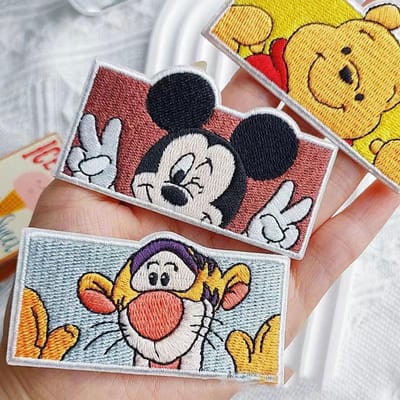 Mickey Winnie de Poeh Teigetje Nieuw Schattige Borduurwerk Zelfklevend Anime Disney Creatieve Decoratie Kleding Tas Patch Stickers 3pcs black