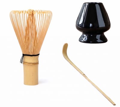Driedelige japanse Matcha thee set - bamboe garde/borstel (diameter: 6 cm, hoogte: 6 cm)- lepel (lengte: 18 cm) - garde houder (zwart, hoogte: 7.5 cm, breedte: 6.5cm) - IXEN