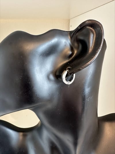 Zilverkleuige mannen hoepeloorbel 1.4 cm | | Make up | Parfum | Moederdag | Verjaardagscadeau| Cadeautje| Valentijnsdag| Kado | sieraden | vaderdag | oorbellen | oorsieraden