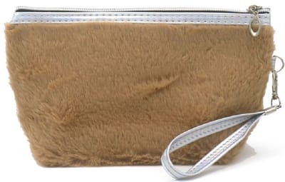 Een heerlijk zacht fluffy make-up tasje met polsbandje 24x13x8cm. Fijn om je lipstick, nagelknipper, tandenborstel, tandpasta of bijv. deo in te doen. Handig om neer te zetten naast de spiegel of om mee te nemen. Leuk voor jezelf of als cadeau.