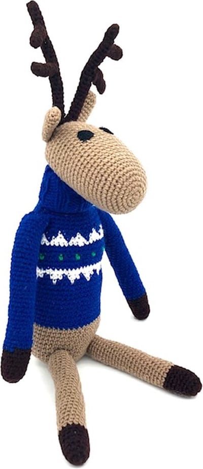 Luna-Leena duurzame eland rendier met blauwe kersttrui - zachte wol - hand gehaakt in Nepal - kerstdecoratie - kerstcadeau - reindeer - Rudolph - kerstboom cadeau - kerstversiering - foute kersttrui