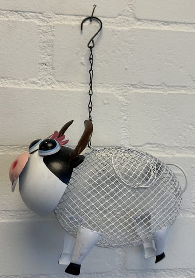 Decoratief metalen voederhuisje "koe" - metaal - meerkleurig - hoogte 32 cm x 27 x 1 cm - met metalen ophanghaak - Voor binnen of buiten - Woonaccessoires - Tuinaccessoires