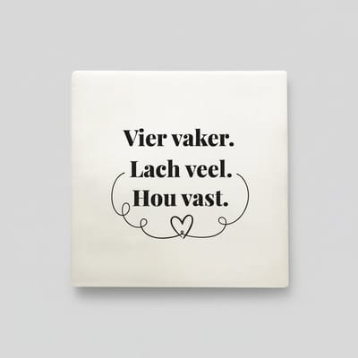 Inspirerende Nederlandse Quote Keramische Tegel – “Vier Vaker. Lach Veel. Hou Vast.” – Minimalistische Woondecoratie – 15 × 15 cm