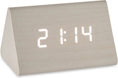 Giftdecor Tafelklok/wekker/alarmklok Pyramid - wit - MDF/kunststof - 12 x 8 cm - Digitaal - batterij/usb voeding