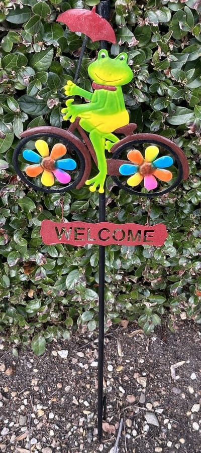 Metalen deco tuinsteker "kikker op fiets + welcome" - meerkleurig - hoogte 80 x 22 x 2 cm - Tuinaccessoires - Tuindecoratie – Tuinstekers