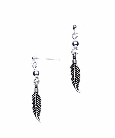 WeLoveSilver - zilveren oorstekers dames - met hangend veertje