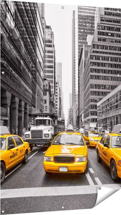 Gards Tuinposter New York Gele Taxi's - Zwart Wit - 100x150 cm - Tuindoek - Tuindecoratie - Wanddecoratie buiten - Tuinschilderij