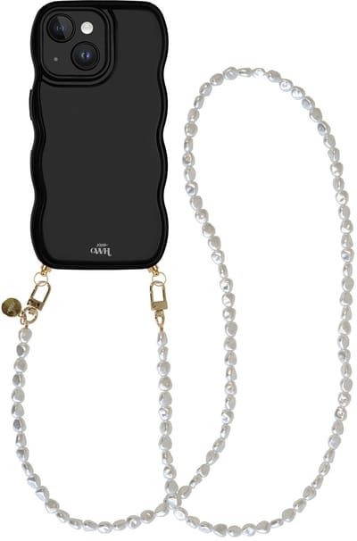 xoxo Wildhearts Glossy Wavy Cord Case Zwart - Geschikt voor iPhone 13 - Pearlfection - Lang koord - Glimmend telefoonhoesje met golven - Hoesje met koord - Parelketting - lang telefoonkoord - Zwart hoesje - Lange variant koord