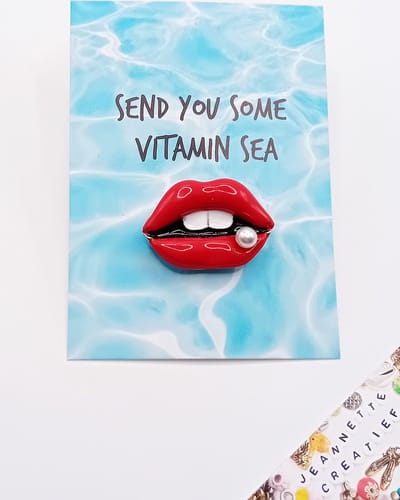 Jeannette-Creatief® - Beach - Summertime Hot Lips with Pearl Broche - Broche voor op tas of jas - Hot Lips with Pearl Pin - Kiss - Lippen - Faux Pearl - Speldjes - Broches - Sierpin - Pin - Pins - Valentijn - Valentijnstip - Moederdag