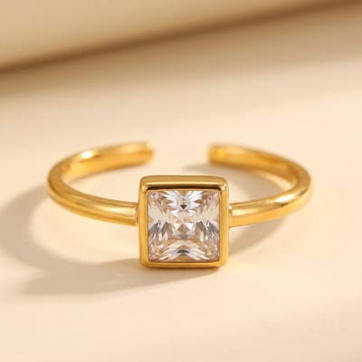 Lundholm Julie Ring Dames Goudkleurig – Premium Stainless Steel PVD Gold Plated – Verstelbare Ring met Witte Zirkonia Steen Aanschuifring Ringen Dames met Steen Goud – One Size – Scandinavisch Design