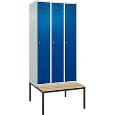 C+P Evolo Plus kledingkast, 3 vakken, 300 mm vakbreedte, met bank eronder, B 900 x D 815 x H 2120 mm, cilinder, lichtgrijs/gentiaanblauw