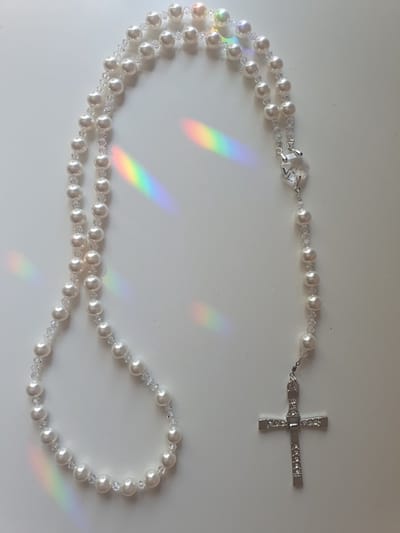 Rozenkrans, Paternoster gemaakt met Parels van Swarovski in de kleur White Pearl, en o.a. Kristallen van Swarovski, Gebedssnoer, Kruisteken, Meditatie, Spiritueel, Geloof, Geloofssteken, Gebed, Gebedsketting, Kerstpakket Cadeau.