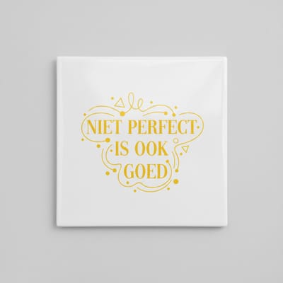 Niet Perfect Is Ook Goed Tegel – Inspirerende Quote – Positieve Mindset Wanddecoratie – Keramische Tegel 15 × 15 cm