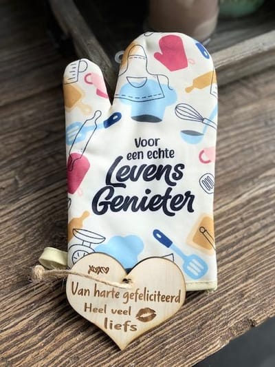 Ovenhandschoen met de tekst `Voor een echte levensgenieter` + hartje liefs / vaderdag / verjaardag