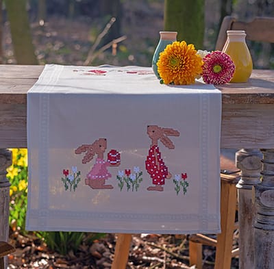 Vervaco - Loper kit - Pasen - Paaskonijnen in tulpentuin - PN-0190938 - Borduren - Borduurpakket - Borduurpakket volwassenen - Borduurpakket kind