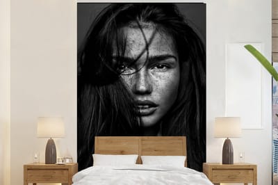 Behang - Fotobehang Portret - Vrouw - Sproeten - Zwart wit - Breedte 200 cm x hoogte 300 cm