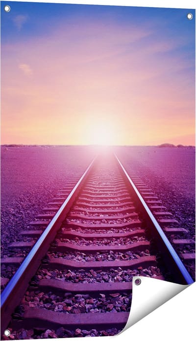 Gards Tuinposter Rails Spoorweg in de Woestijn bij Zonondergang - 60x90 cm - Tuindoek - Tuindecoratie - Wanddecoratie buiten - Tuinschilderij