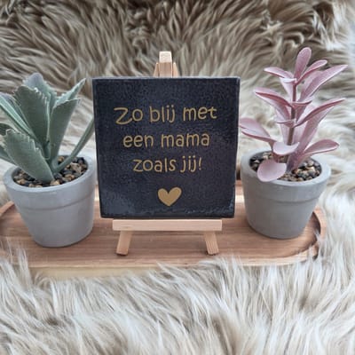 Robuust wenstegeltje – Zo Blij met een Mama zoals Jij – 10x10 cm – Mooi Cadeau voor Moederdag of Mama's Verjaardag – Zomaar – Trendy nu – Decoratief Tegeltje met Standaard – Cadeau Idee