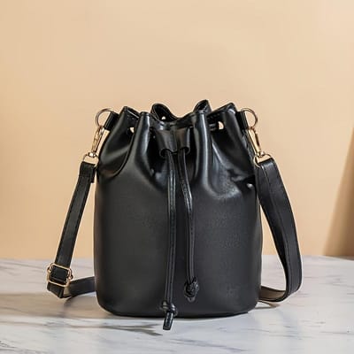 Elegante Zwarte Trekkoordtas met Gouden Hardware Accenten Verstelbare Schouderband, Perfect voor Dagelijks Gebruik, Handtas black