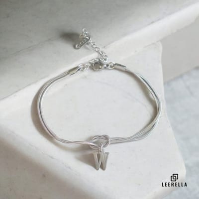 Leerella | W | Stijlvolle Letter Armband van Hoogwaardig RVS in Zilverkleur met Initialen – Perfect voor Dames en Heren | Luxe Accessoire met Persoonlijke Touch Moederdag, Valentijnsdag en Verjaardag Cadeau 16+5cm