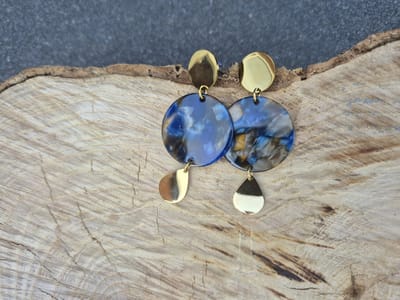 Oorbellen 3 keer een rondje met goud en gemeleerd blauw, 1 setje van stainless steel