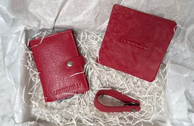 Lundholm Pasjeshouder Rood - Cadeau set dames vrouwen cadeautjes set - cadeau voor vriendin - giftset geschenkdoos brievenbus cadeau - creditcardhouder onderzetters leer - Rood