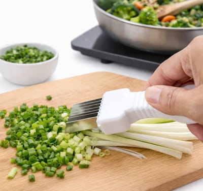 Groentesnijder Snijhulp Wit – Multifunctionele Snijder voor Groente & Kruiden – RVS & Kunststof – Veilig Groente Snijden – 12 x 3 cm