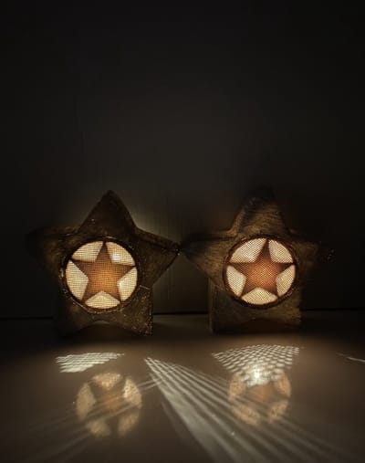Kerst sterren met LED - Set van 2 stuks - hout - 13.x13x3.5 cm - warm wit licht - Kerst decoratie - Woonaccessoires