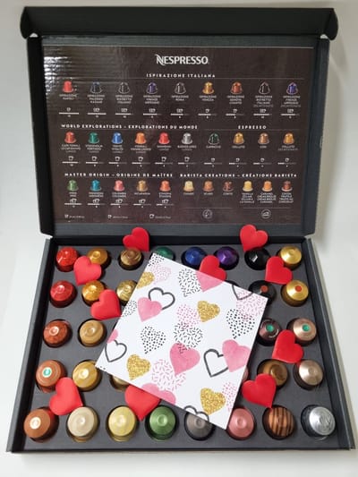 Koffie Proeverij Pakket groot 40 stuks verschillende smaken met Mystery Card 'Love - hartjes' met persoonlijke (video) boodschap | Verjaardag | Sinterklaas | Kerstpakket | Vaderdag | Moederdag | Jubileum | Valentijnsdag