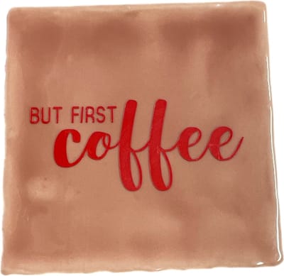Hippe tegeltje met tekst: But first coffee | Zalm/licht roze met rood | Gepersonaliseerde cadeau | Hippe Spreuktegel | Nieuwe woning cadeau | Housewarming cadeau | Quote tegeltje met Koffie coffee