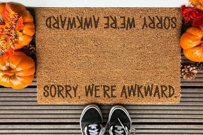 Sorry We Are Awkward | 90x60 cm | Nieuwe huis cadeau | Ingangsmat | Deurmat met stijl | Verhuizing cadeau | Praktisch & trendy | Perfect voor binnenkomst | Cadeau voor nieuwe woning