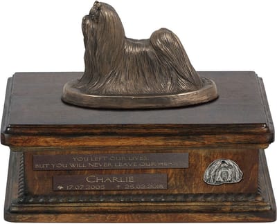 Persoonlijke houten urn hond met Shih Tzu beeldje voor hondenas.