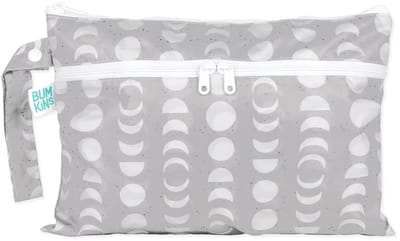 Bumkins Wet Dry Clutch - Compacte Waterdichte Wetbag met 2 Vakken voor Nat en Droog - Klein Luiertasje voor Onderweg - Voor Luiers, Zwemkleding en Toiletspullen - Ophanglus met Drukknoop - Machinewasbaar - Lunar Phase Maanfasen - Grijs - 32 x 23 cm