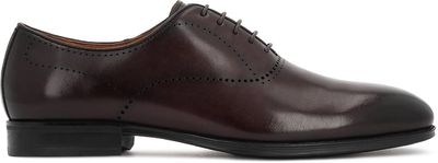 Brown oxfords in genuine leather with subtle broguing