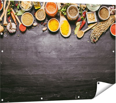 Gards Tuinposter Indiase Kruiden op een Zwarte Tafel - 120x90 cm - Tuindoek - Tuindecoratie - Wanddecoratie buiten - Tuinschilderij
