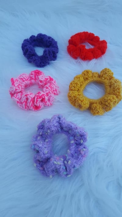 Set van 5 handgemaakte haarelastieken ( scrunchies ) gehaakt in rood, lila, geel glinsterdraad, paars, neonroze